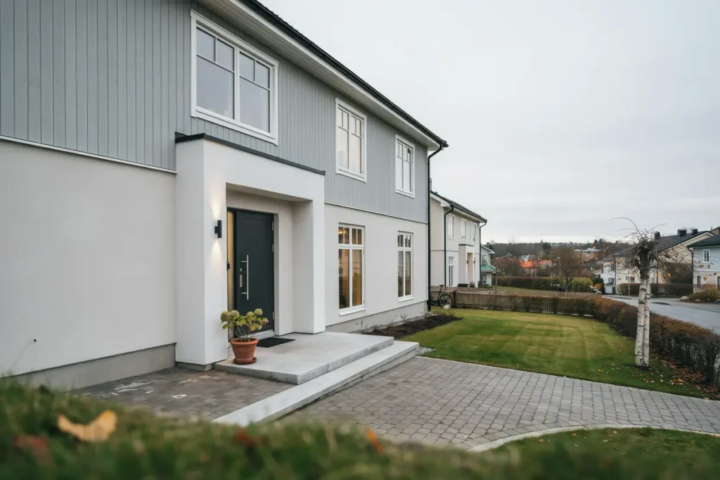 tillbyggnad av entr och hall p villa i brandbergen